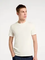 Camiseta de manga corta con cuello redondo, confeccionada en tejido de punto con textura de rayas verticales sutiles.