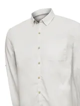 Camisa de manga larga RKF modelo Galiton color gris claro, de algodón orgánico, con cuello camisero, botones de madera y bolsillo en el pecho con logo bordado.