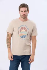 Remera de algodón color beige con cuello redondo y estampado frontal con motivos de surf y sol.