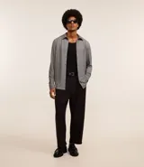 Camisa de manga larga blanca, corte slim fit, con cuello tradicional y abotonadura frontal.