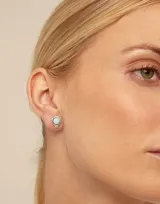 Aro piercing plateado con forma circular y una perla blanca en el centro.