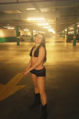 Top de bikini negro con lentejuelas y tirantes finos.