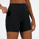 Short deportivo negro ajustado al cuerpo, con cintura alta y logo de la marca en la pierna izquierda.