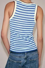 Top de punto sin mangas con escote redondo, diseño a rayas horizontales en tonos azules y ribetes en contraste color amarillo y bordó.