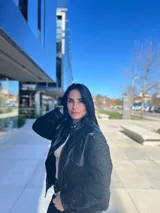 Chaqueta bomber negra con paneles de cuero en la parte delantera y mangas, y tejido texturizado en el resto del cuerpo.