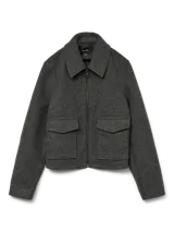 Campera estilo biker corta de punto interlock, con cuello camisero, cierre frontal metálico y bolsillos delanteros con solapa y broches a presión. Presenta un diseño liviano sin forrería y mangas largas.