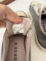 Championes Converse de lona estilo denim con efecto deslavado, puntera de goma blanca y cordones claros.