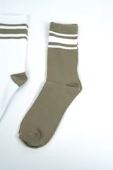 Pack de dos pares de medias estilo crew, un par en color blanco con detalles en verde militar y otro en color verde militar con detalles en blanco, ambas con diseño de rayas horizontales en la parte superior.
