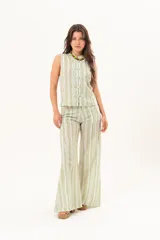 Pantalón de tiro medio y pierna amplia con diseño de rayas en tonos verdes, blancos y tostados. Cuenta con bolsillos y pasacintos.