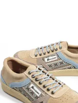 Zapatillas urbanas de diseño retro en tonos beige, marrón y celeste, confeccionadas en serraje con suela de goma color caramelo y cordones blancos.