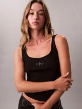 Musculosa negra Calvin Klein de tejido acanalado y corte slim, con escote redondo amplio, tirantes anchos y logo de la marca bordado en el pecho.