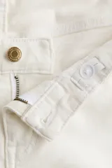 Jean tobillero de corte wide leg, color blanco, con diseño de tiro bajo y cinco bolsillos.
