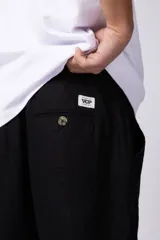 Bermuda de lino color beige, de corte recto y diseño relajado, con cintura elástica y bolsillos laterales.