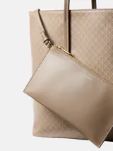 Cartera tote Calvin Klein de color beige con estampado geométrico de monogramas, asas dobles de hombro y diseño estructurado. Incluye una cartera mini interior.
