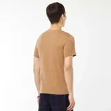 Camiseta de hombre color beige con cuello en V y mangas cortas. Corte recto y tejido elástico.