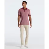 Polo de manga corta confeccionada en tejido piqué con textura micro-rayada. Presenta cuello y puños en color bordó contrastante, cierre frontal con tres botones y logo de la marca bordado en el pecho.