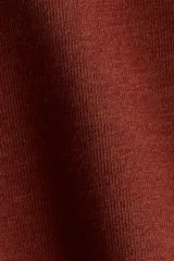 Top de manga larga en tejido de punto suave, con cuello redondo, hombros caídos y mangas acampanadas. Presenta un diseño de bajo recto con aberturas laterales cortas.