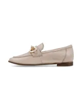 Mocasín de cuero color crema, con herraje metálico dorado en el empeine y suela plana.