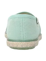 Alpargata estilo slip-on RKF modelo Maya, confeccionada en algodón orgánico color celeste, con suela de goma revestida en yute trenzado.