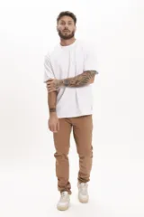 Pantalón chino color marrón claro, de corte recto y tiro medio.