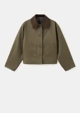 Chaqueta verde militar corta con cuello camisero de pana marrón oscuro, cierre frontal de botones, bolsillos aplicados en el pecho y diseño holgado.