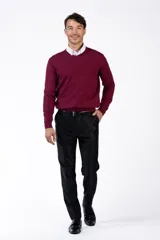 Sweater marrón de punto con cuello en V y mangas largas.