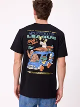 Remera de manga corta color blanco con estampa gráfica en la espalda en color azul, que presenta un diseño de estilo surf con una camioneta, un pelícano y texto alusivo a la marca Rusty.