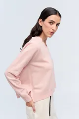 Sweater de tejido de punto color rosa claro, con escote en V y calce holgado.