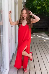 Vestido largo rojo, sin mangas, con escote en V pronunciado y corte amplio.