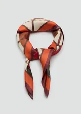 Pañuelo cuadrado de poliéster con estampado geométrico de rayas, cuadros y motivos de cinturones entrelazados en tonos rojo, marrón, verde oscuro y blanco, con borde naranja.