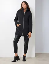 Campera capitoneada de corte largo con diseño de costuras multidireccionales, combinando un patrón de rombos en el cuerpo con capitoneado lineal en laterales y hombros. Cuenta con cierre frontal completo, cuello alto reforzado, capucha desmontable ajustable con cordones y bolsillos laterales con cierre invisible.