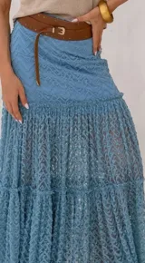 Falda larga celeste de encaje con volados y forro interior.