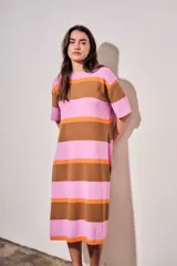 Vestido midi de tejido de punto con diseño de rayas horizontales en tonos rosa, naranja y marrón. Presenta cuello redondo, mangas cortas y un corte holgado con aberturas laterales en el ruedo.