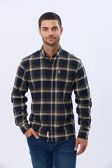 Camisa de viyela a cuadros en tonos marrón, azul marino y gris, con cuello clásico, cierre frontal con botones, mangas largas y un bolsillo en el pecho.