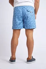 Short de baño con estampado tropical de piñas y hojas en tonos azules sobre fondo rosado. Cuenta con cintura elástica con cordón ajustable, bolsillos laterales, un bolsillo trasero y suspensor interno.