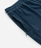 Bermuda deportiva para hombre marca Get Over, confeccionada en microfibra de poliéster. Presenta cintura elástica con cordón ajustable, bolsillos laterales y un diseño texturizado con estampa localizada.