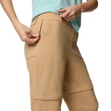Pantalón de trekking convertible para mujer, color beige, con diseño desmontable que permite transformarlo en shorts. Cuenta con rodillas articuladas, múltiples bolsillos funcionales, presillas para cinturón y dobladillo ajustable.