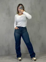 Pantalón de jean azul oscuro, corte wide leg, tiro alto y cinco bolsillos.