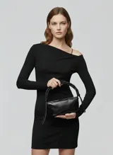 Bolso bandolera negro de efecto piel con detalle de flecos y herrajes plateados.
