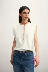 Remera musculosa negra con hombreras marcadas y cuello redondo.