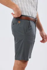 Bermuda clásica azul marino confeccionada en gabardina liviana de algodón con elastano, de corte recto y diseño liso.