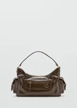 Bolso de hombro estilo hobo en color marrón oscuro con acabado brillante. Presenta un diseño estructurado con múltiples bolsillos exteriores con cierre frontal y laterales, herrajes metálicos dorados y asa fija.