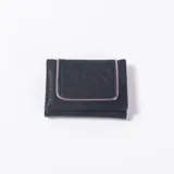 Billetera de cuero sintético color negro con diseño texturizado, solapa frontal con borde metálico plateado y cierre de broche.