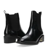 Botas de mujer Miss Carol modelo Lumik, de caña baja, color negro charol, con punta fina y detalle de elástico en los laterales. Taco cuadrado con detalle dorado.