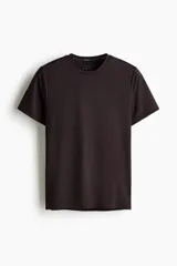 Remera deportiva de malla funcional en color marrón oscuro, con cuello redondo y mangas cortas. Diseñada con tecnología DryMove para absorber el sudor y ofrecer mayor comodidad durante el ejercicio.