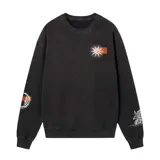 Buzo de cuello redondo color negro con efecto lavado, manga larga y puños acanalados. Presenta estampados gráficos en el pecho y en ambas mangas con motivos celestiales y náuticos.