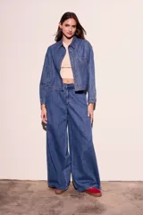 Pantalón de jean azul de tiro bajo y corte wide leg.