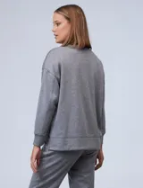 Buzo blanco de tejido elastizado, con pespunte central en la parte delantera y tajos laterales.