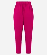 Pantalón zanahoria color fucsia de tiro alto, confeccionado en tejido airflow, con cintura elastizada, trabillas y hebillas metálicas.