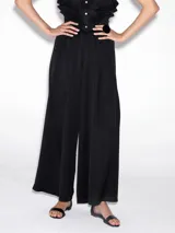 Pantalón palazzo negro de tiro alto y corte amplio.